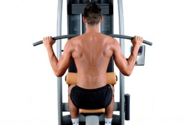 Allenare i dorsali con la Lat machine