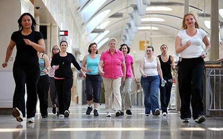 Mall walking, tenersi in forma in un... centro commerciale