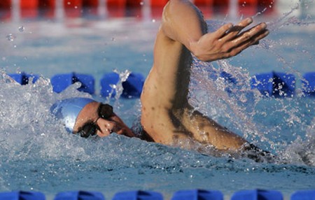 Nuoto e mal di schiena, pro e contro