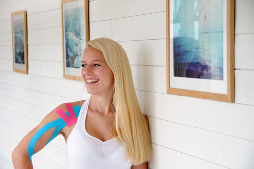 Taping, una striscia colorata per curare i disturbi muscolari