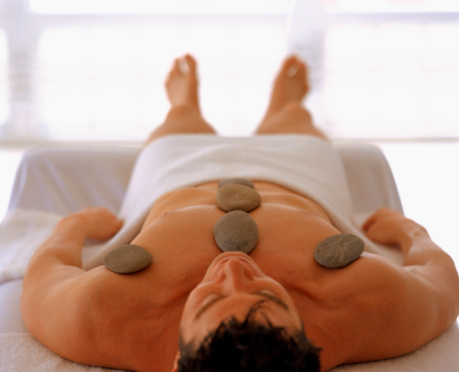Massaggio con le pietre calde, Hot stone massage per ritrovare il benessere 
