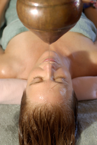 Il massaggio shirodara per allentare il mal di testa