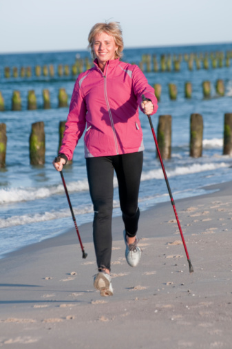 Sport da fare in spiaggia, il sand walking