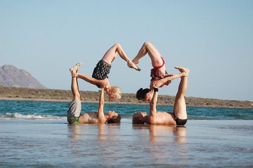 Yoga acrobatico per rinforzare mente e corpo
