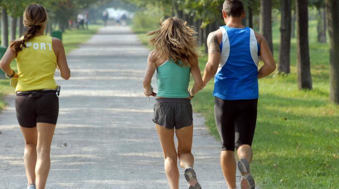 Allenarsi in palestra, a casa, in piscina o al parco: pro e contro