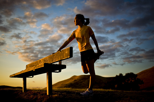 Esercizi di stretching per tutto il corpo da fare in piedi