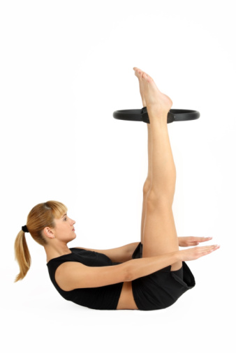 Esercizi con il pilates ring per rassodare gambe e parte superiore del corpo