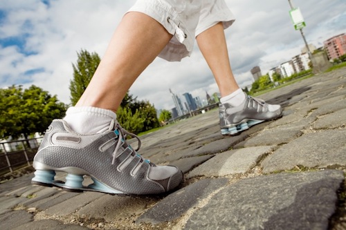 Fit walking, camminare fa bruciare calorie e abbassa il colesterolo