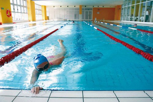 Allenamento bruciagrassi in piscina