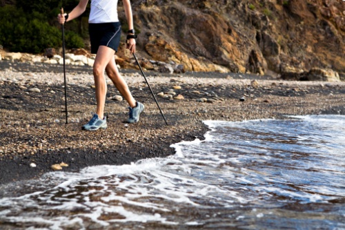 Beach Nordic Walking, rassodate i muscoli con la camminata nordica in spiaggia