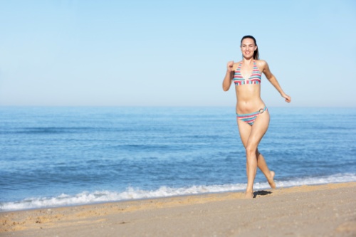 Camminare in spiaggia, il miglior fitness estivo per tonificare gambe e glutei