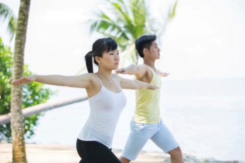 Esercizi di yoga in coppia per correggere difetti di postura