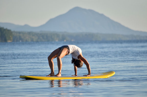 yoga sulla tavola da surf