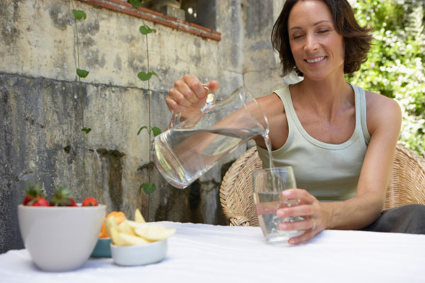 bere acqua prima di mangiare