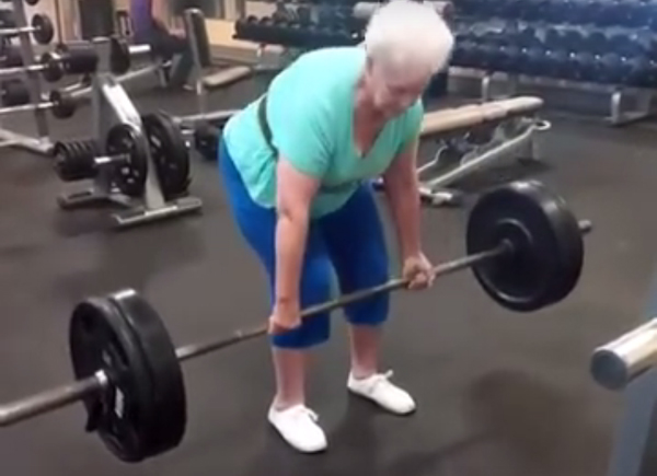 Shirley Webb, a 78 anni solleva 100 chili