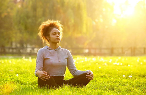 Lo yoga migliora la giornata se si pratica al mattino