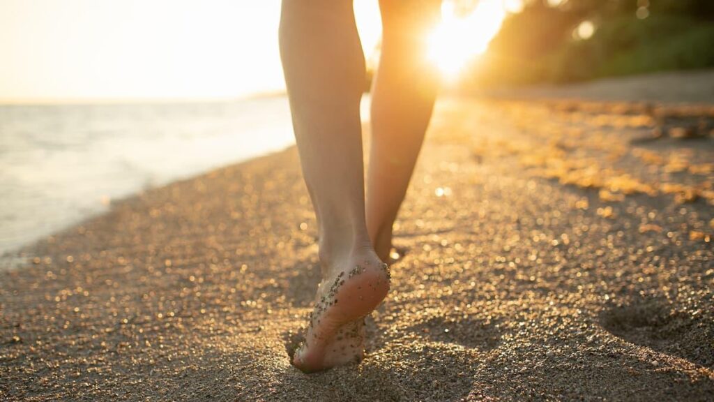 camminare in spiaggia